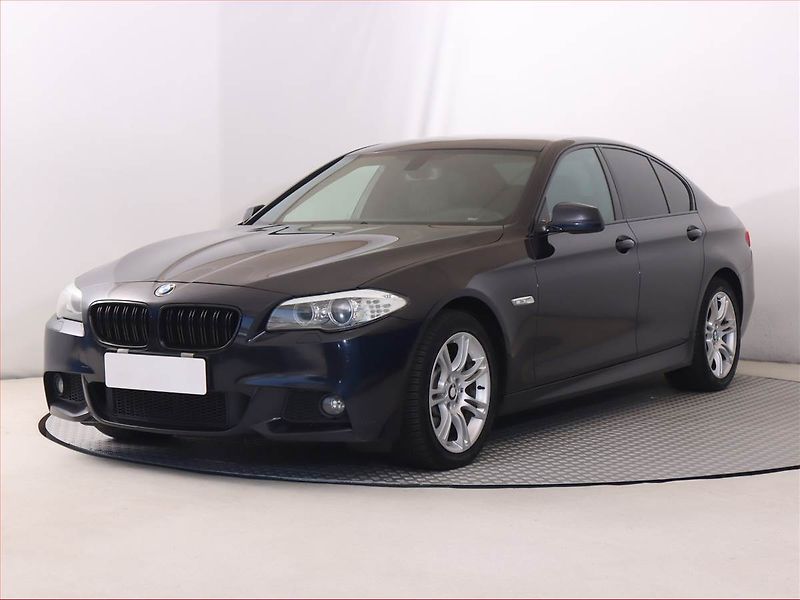 BMW Řada 5 (2013) M Sport 530d xDrive, 4X4 - fotka 2 z 20