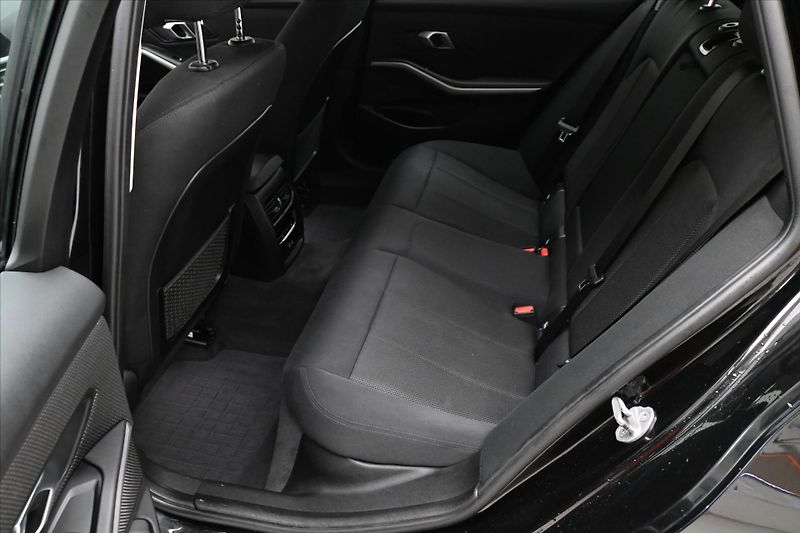 BMW Řada 3 2,0 320d 140 kW Steptronic Zár - fotka 14 z 31