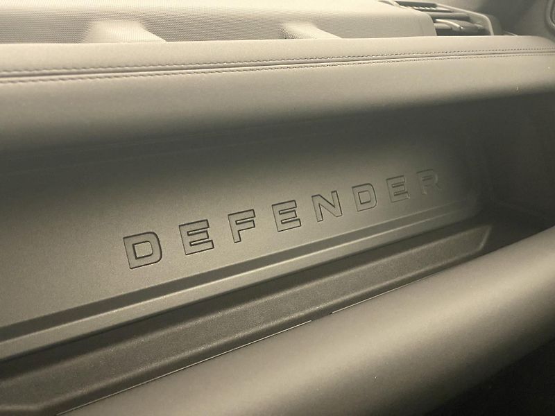 Land Rover Defender 110 D300 X-DYNAMIC SE AWD CZ - fotka 28 z 46