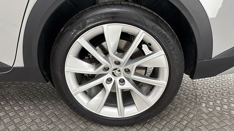 Škoda Superb 2.0 TSI DSG 4x4 Scout Combi - fotka 19 z 32