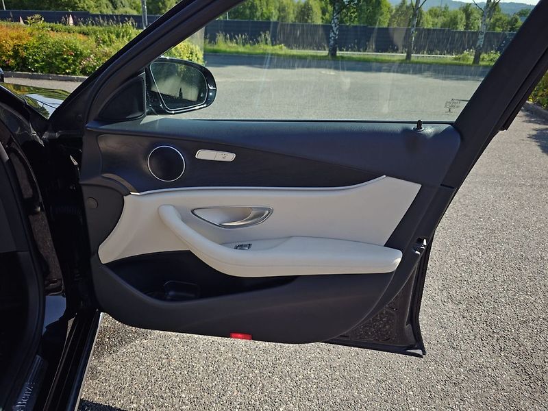 Mercedes-Benz Třídy E EXCLUSIVE 4MATIC - fotka 15 z 18