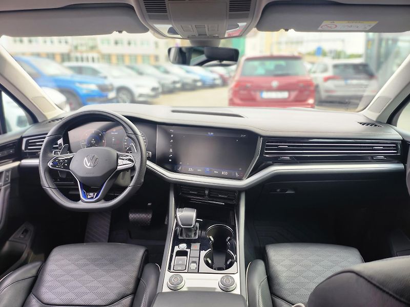 Volkswagen Touareg Elegance 3.0TDi 210kW A8 4x4 - fotka 5 z 27