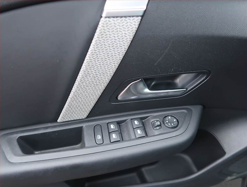 Citroën C4 X (2023) Feel Pack 1.2 PureTech - fotka 17 z 18