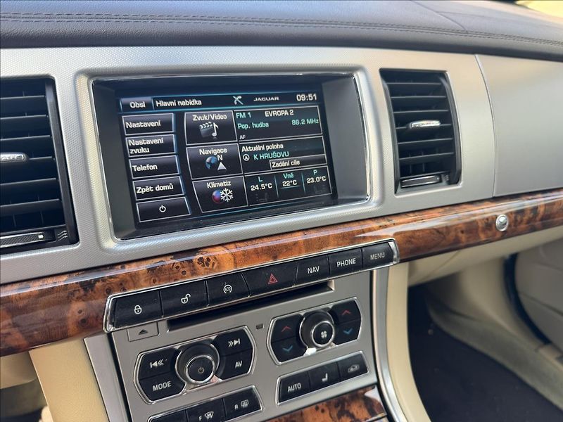 Jaguar XF 3,0 D V6 Sportbrake 202kw - fotka 15 z 21