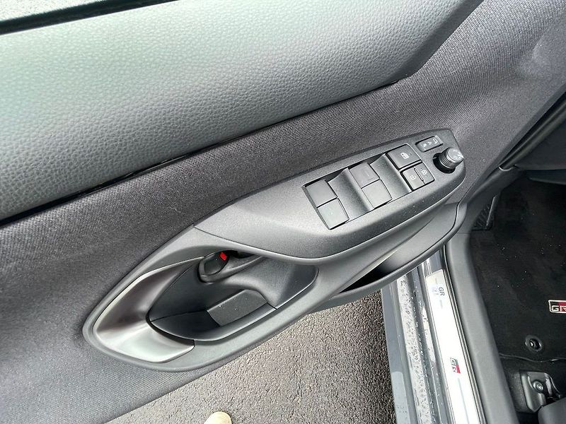 Toyota Yaris 1.5.Hybrid 130 HP GR Sport - fotka 15 z 27