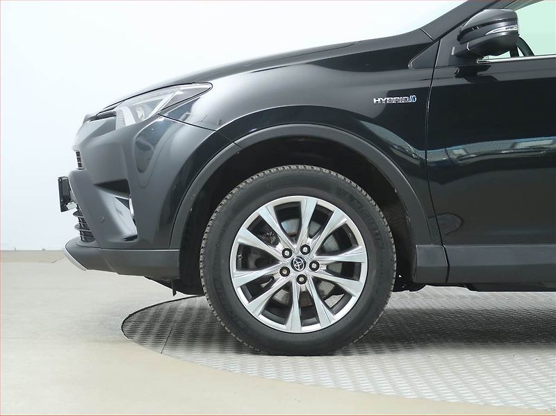 Toyota RAV4 (2016) 2.5 Hybrid - fotka 14 z 17