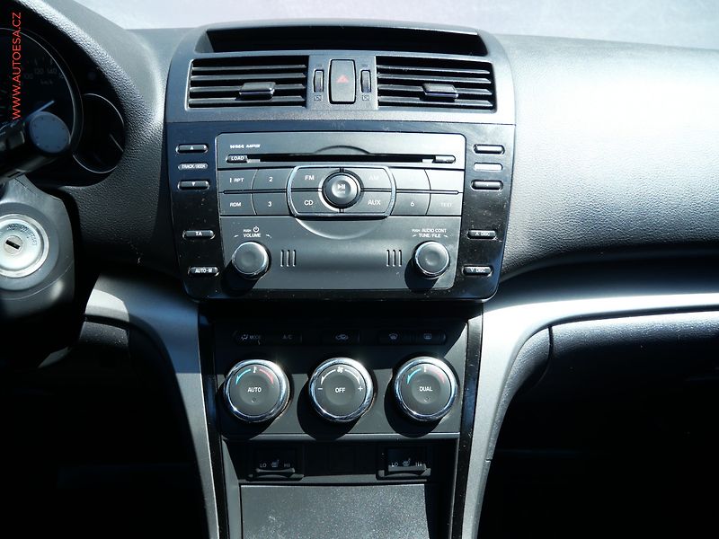 Mazda 6 (2010) 2.2 D, AC, tempo, výhřev sed - fotka 13 z 20