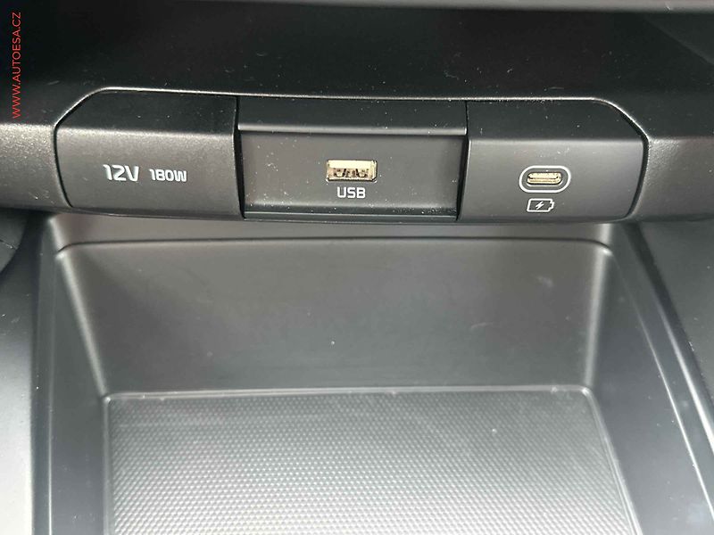 Kia Ceed (2023) 1.5i, 1.maj,ČR, AC, tempo - fotka 17 z 20