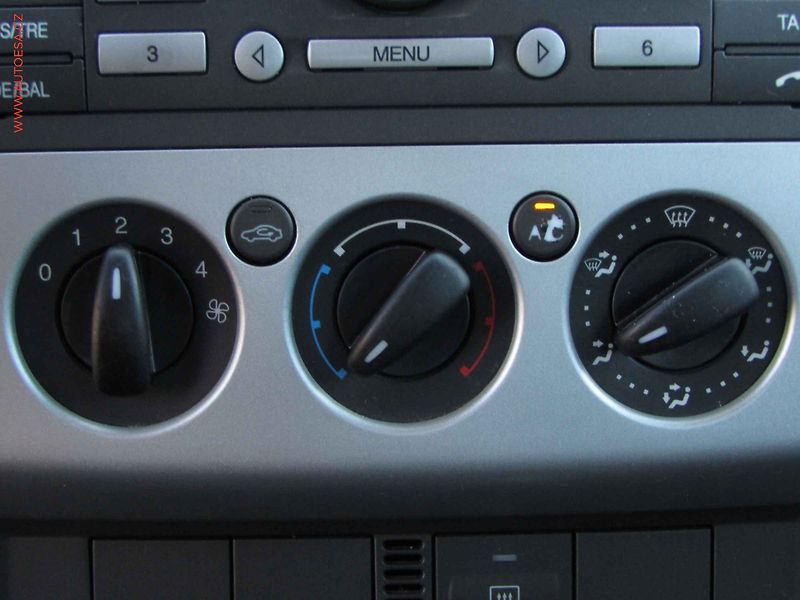Ford Focus (2007) 1.6i, AC - fotka 13 z 14