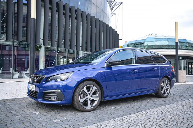 Peugeot 308 (2020) GT NAVI1.5 BlueHDi ČR 1MAJITEL - fotka 13 z 33