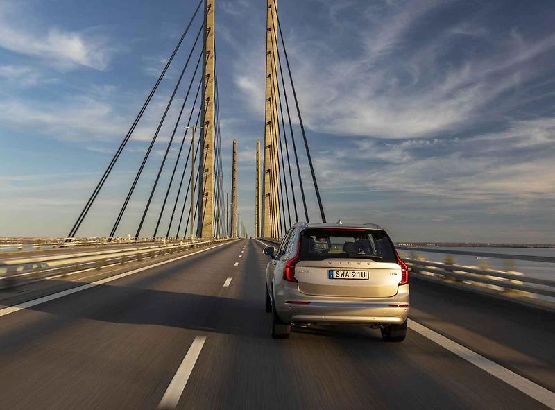 Jitka Čvančarová vozí svou dcerku v Porsche Cayenne.