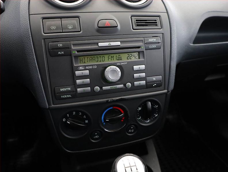 Ford Fiesta (2006) Ghia 1.25, jezdí výborně - fotka 9 z 12