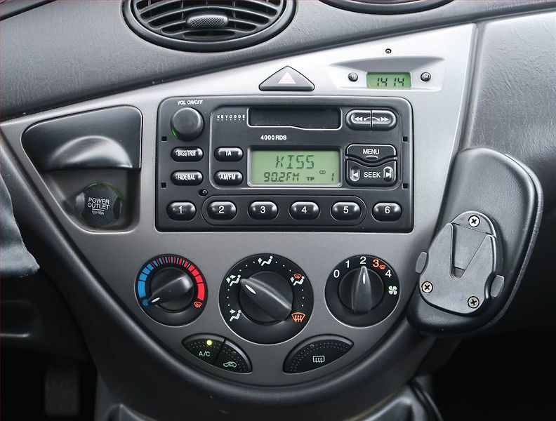 Ford Focus (2003) 1.8 TDDi, po STK, Tažné, Klima - fotka 12 z 14