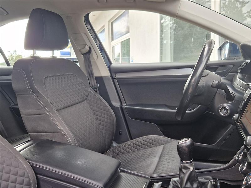 Škoda Superb 2,0 TDI 4x4 WEBASTO KAMERA TAŽ - fotka 17 z 41