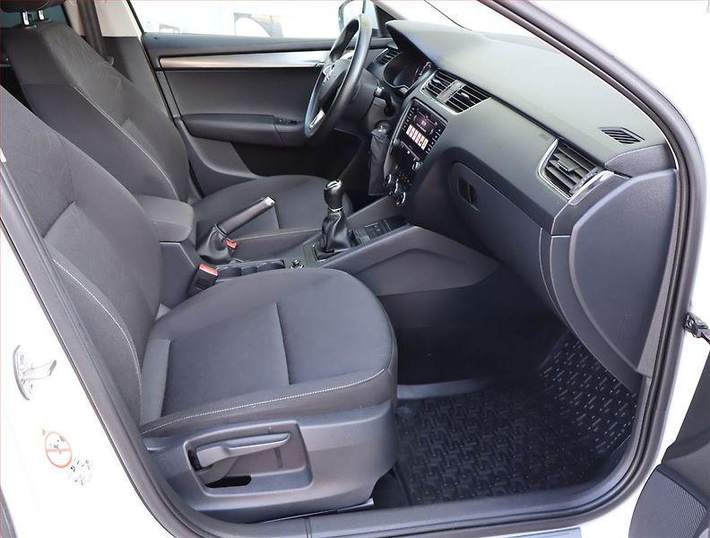 Škoda Octavia (2018) 1.6 TDI, Navi, Tempomat - fotka 9 z 18