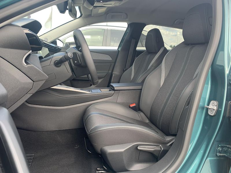 Peugeot 308 SW e-ALLURE PACK PHEV 1.6 AT8 - fotka 17 z 31
