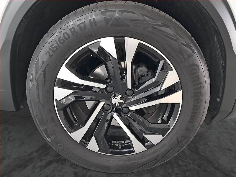 Peugeot 2008 (2023) Allure 1.2 PureTech - fotka 14 z 16
