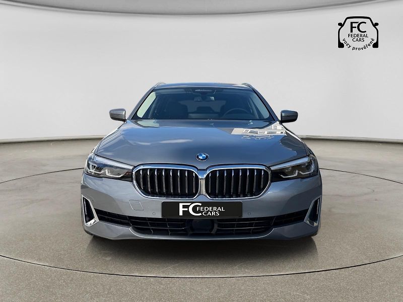 BMW Řada 5 (2023) 530d Touring xDrive - fotka 8 z 44