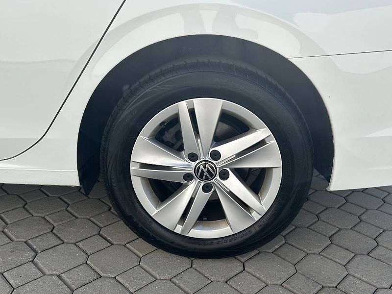Volkswagen Golf Life 6G 1,5TSi - fotka 22 z 24