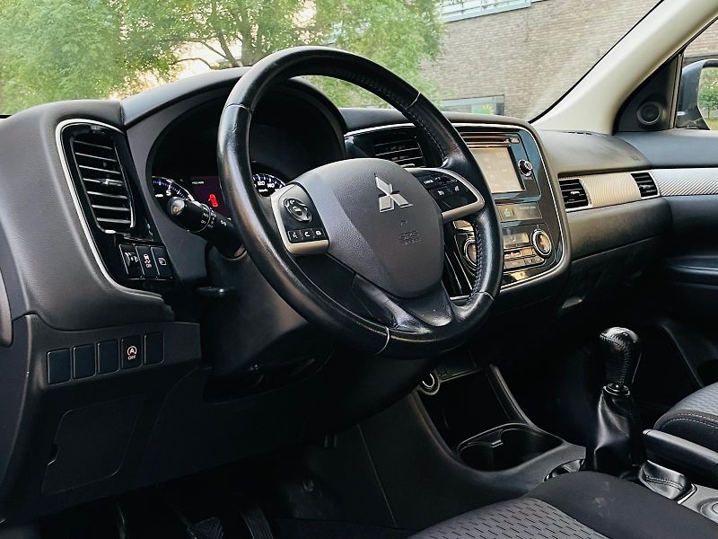 Mitsubishi Outlander 2.0i 1.MAJITEL KAMERA TAŽNÉ - fotka 25 z 43