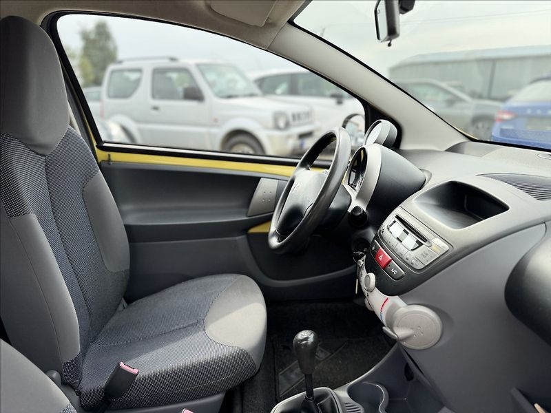 Peugeot 107 1,0 i 77tKm KLIMA SERVO - fotka 18 z 19