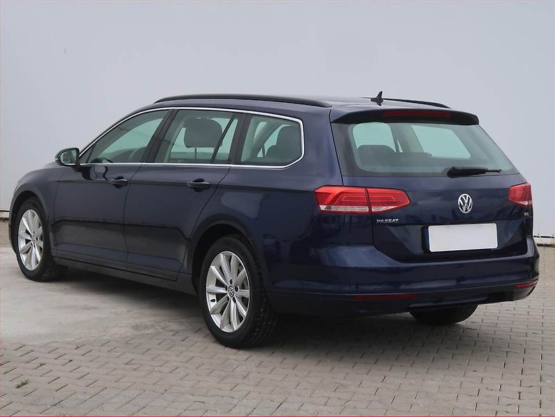 Volkswagen Passat (2017) 1.6 TDI, Automat, Navi - fotka 4 z 18