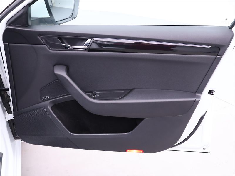 Škoda Superb 2,0 TDI 140kW DSG L&K Xenon - fotka 13 z 46