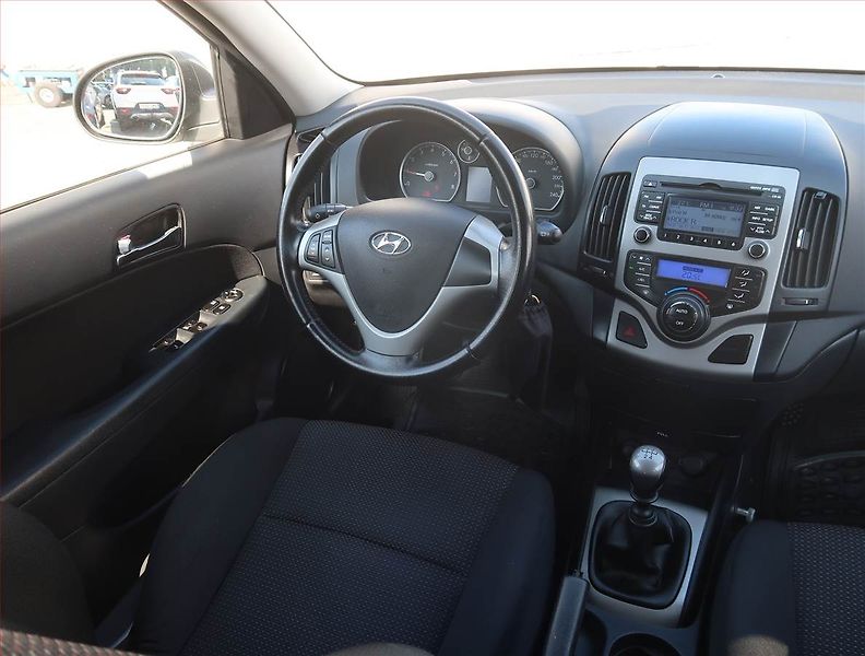 Hyundai i30 (2009) 1.4 CVVT, Serv.kniha - fotka 7 z 16