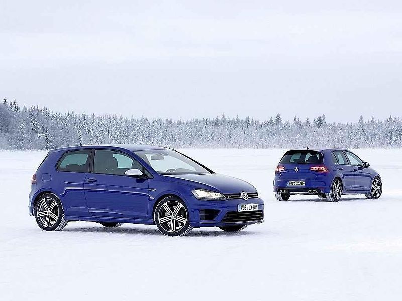 První a sedmá generace Volkswagenu Golf GTI.