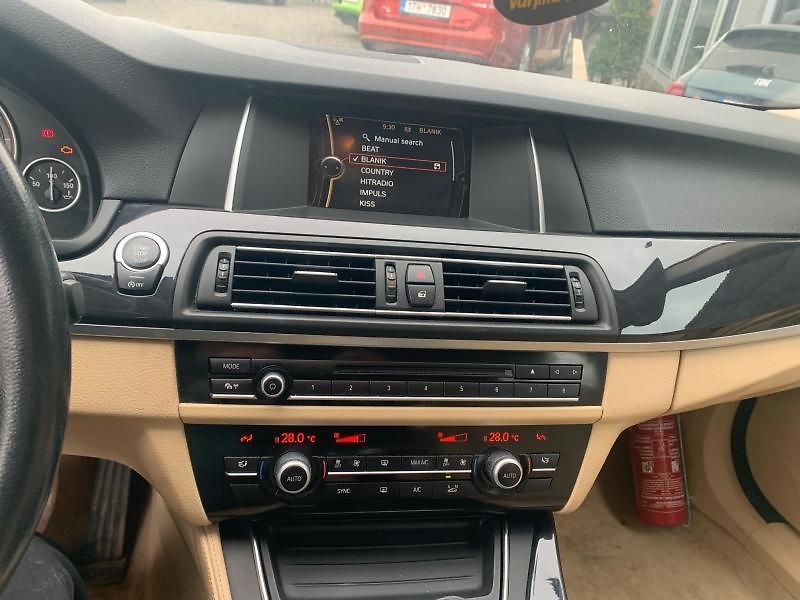 BMW Řada 5 (2013) 520d - fotka 11 z 12