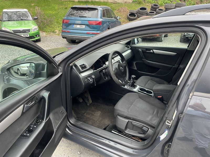 Volkswagen Passat (2011) 2,0 TDi 103 Kw TAŽNÉ - fotka 9 z 14