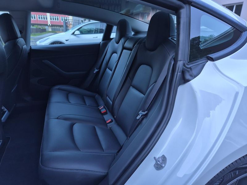 Tesla Model 3 STANDART RANGE 239w SOH 96,5% - fotka 42 z 48