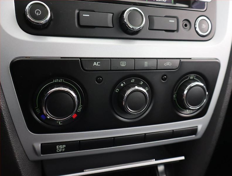Škoda Octavia (2010) Ambiente 1.6 TDI, Serv.kniha - fotka 17 z 17