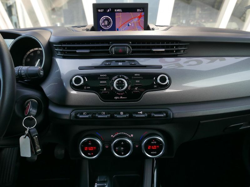 Alfa Romeo Giulietta 1,4 TB 125kW Navi Panorama - fotka 30 z 37