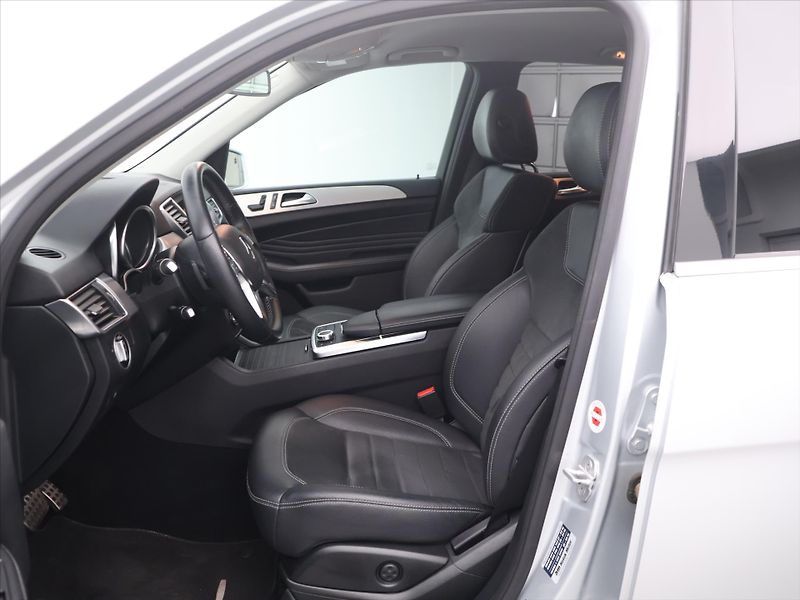 Mercedes-Benz Třídy M 3,0 190kW 350 BlueTec 4Matic C - fotka 11 z 33