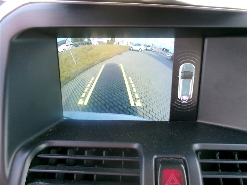 Volvo XC60 2,4 D4 Summum AWD Geartr GPS P - fotka 17 z 32