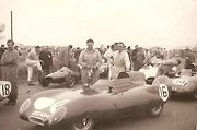 Na snímku z roku 1957 je Graham Hill zachycen zcela vlevo při jednom ze závodů v Anglii.