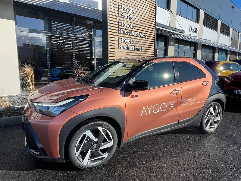 Toyota Aygo 1.5 Hybrid Automat Executive - fotka 4 z 28