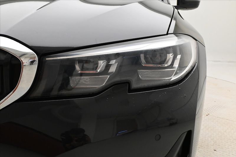 BMW Řada 3 2,0 320d 140 kW Steptronic Zár - fotka 29 z 31