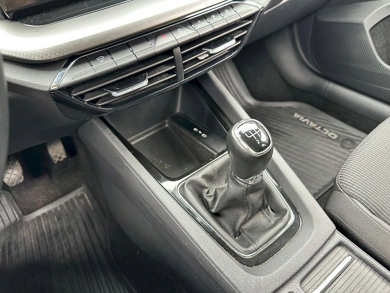 Škoda Octavia (2023) 2.0 TDI 85kW Ambition Combi - fotka 18 z 22