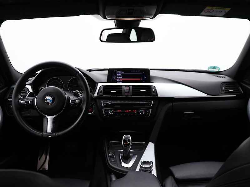 BMW Řada 3 3,0 330d xDrive 190kW M-paket - fotka 27 z 35