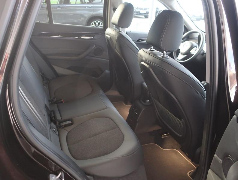 BMW X1 (2022) xDrive25e Sport Line - fotka 12 z 19