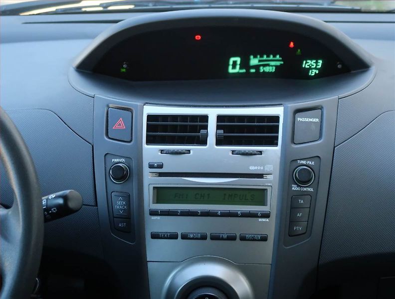 Toyota Yaris (2010) 1.0 VVT-i, ČR,1.maj - fotka 12 z 17