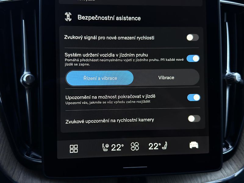 Volvo XC60 B5 AWD // PLUS DARK + sada kol - fotka 34 z 44