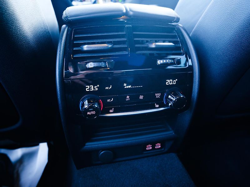 BMW Řada 5 M550i xDrive, DPH, SEDAN - fotka 25 z 46