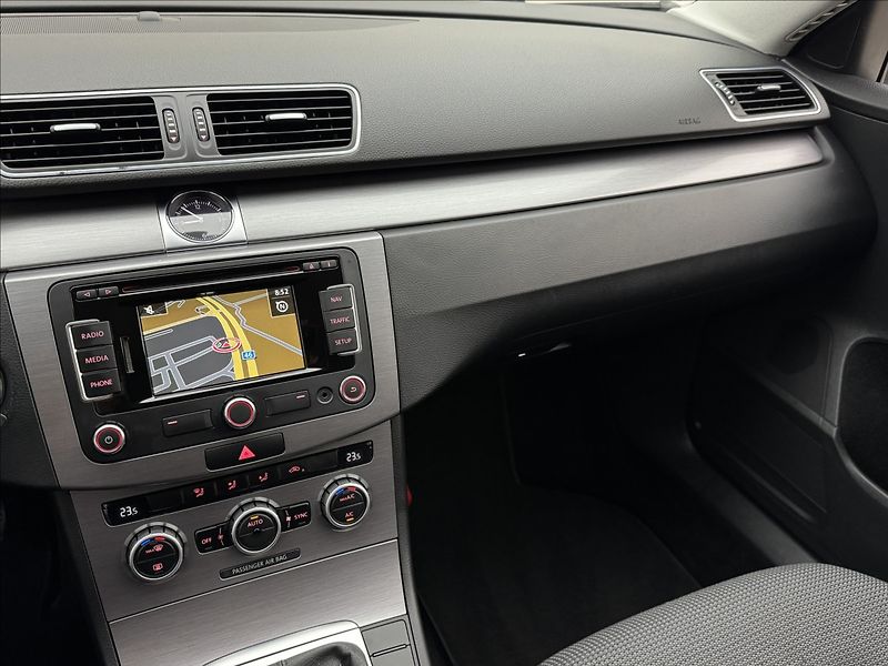 Volkswagen Passat 1,4 TSi NAVI SENZORY TAŽNÉ - fotka 14 z 36