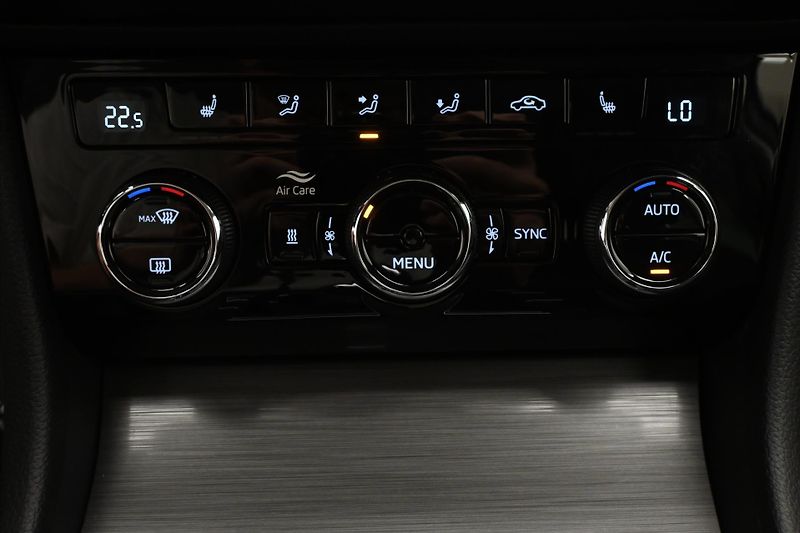 Škoda Superb 2,0 TDI 147 kW DSG 4x4 STYLE Z - fotka 21 z 32
