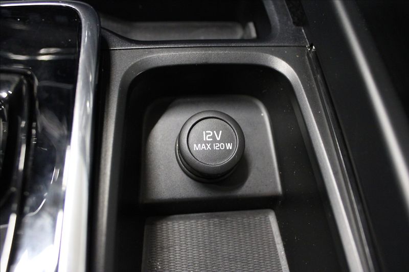 Volvo XC60 2,0 B4 AWD CZ PŮVOD - fotka 27 z 37