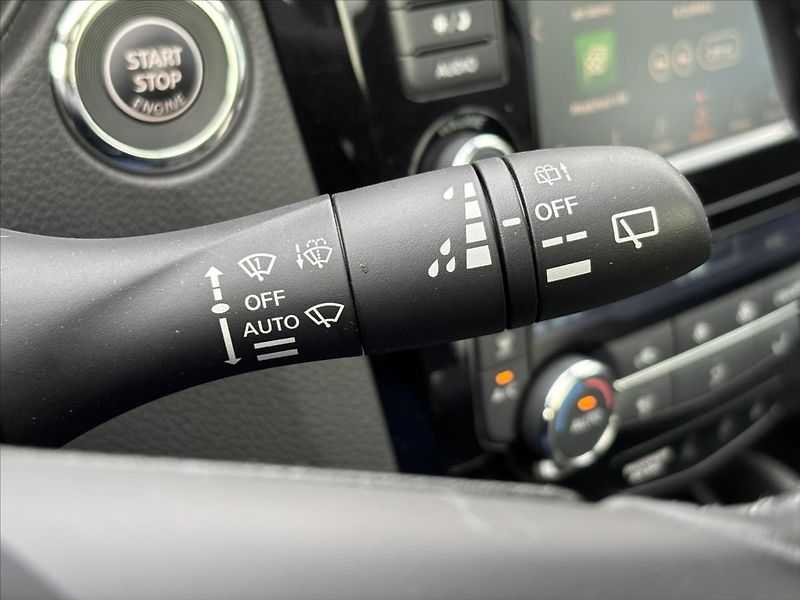 Nissan Qashqai 1,3 DIG-T Tekna PANORAMA TAŽNÉ - fotka 33 z 49