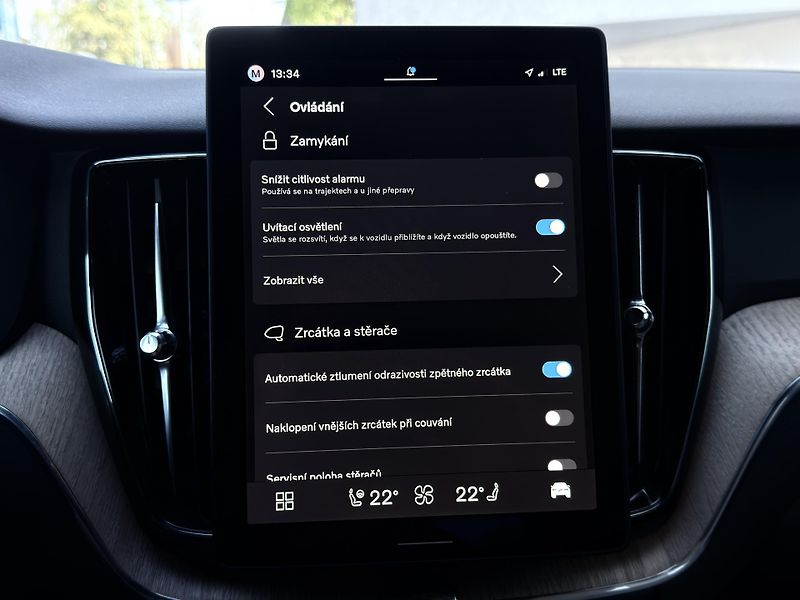 Volvo XC60 B5 AWD PLUS DARK // REZERVACE  - fotka 35 z 47